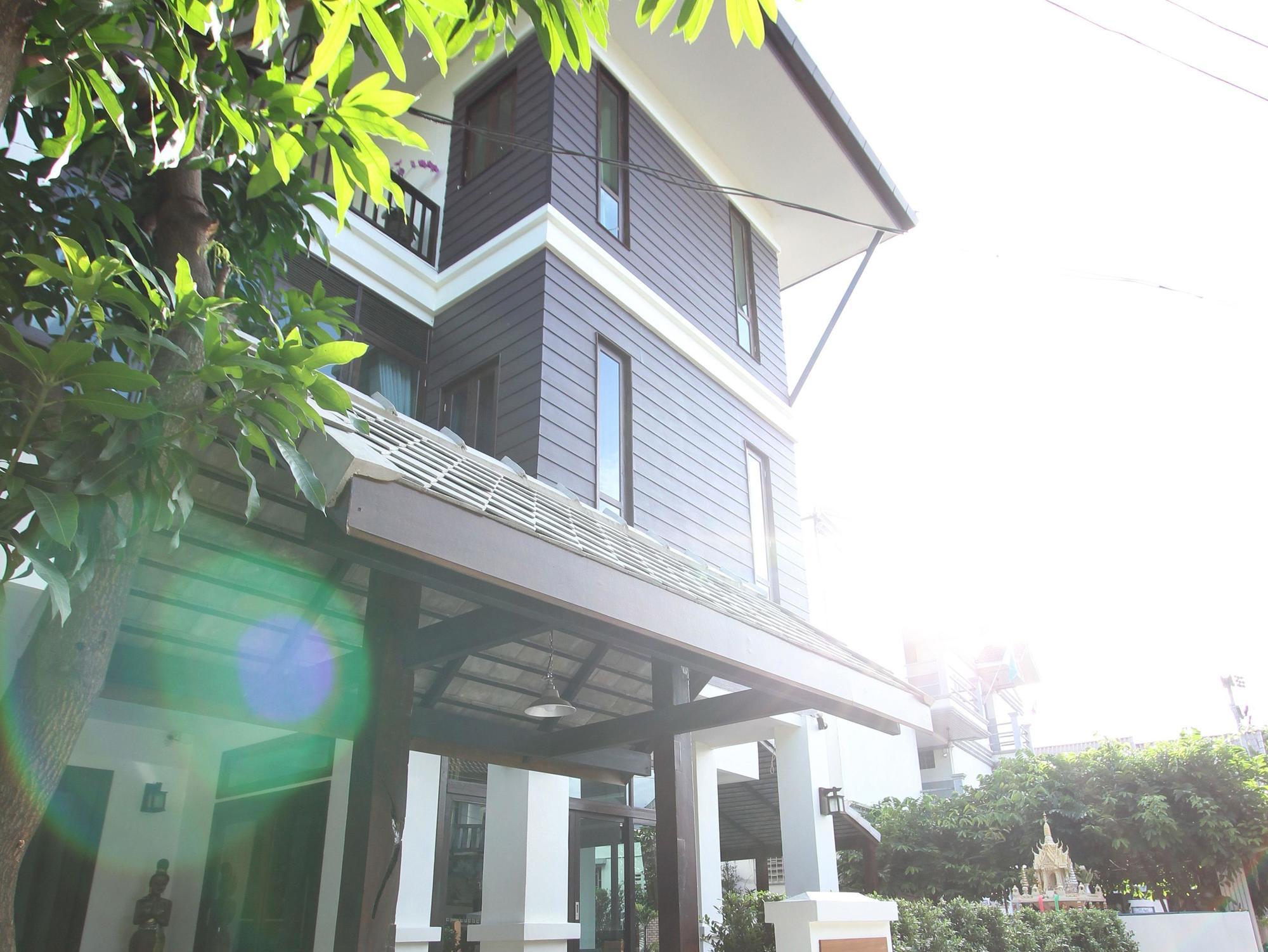 Hotel Huen Hug Chiang Mai Exterior foto